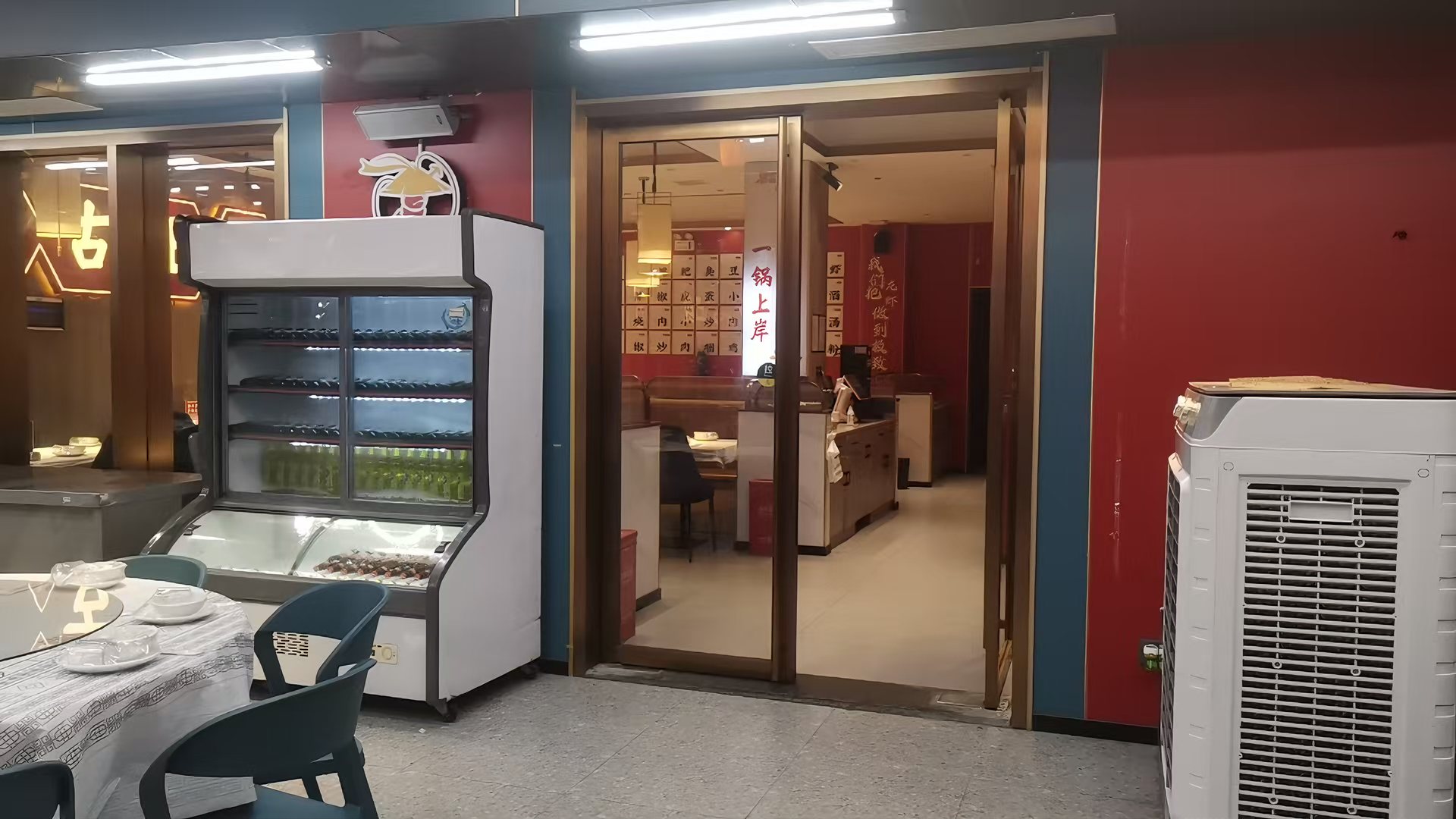暴富鱼蛙门店玻璃入口与店内大厅
